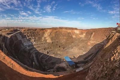 白云鄂博矿山里的坚守