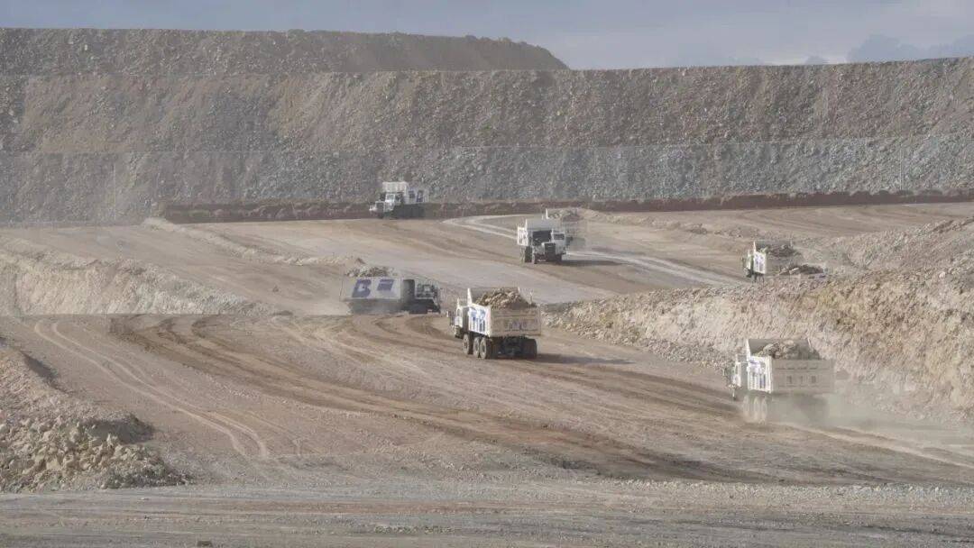 伯镭科技 超500台纯电无人矿卡落地，首创“双无人”模式引领矿山智能化变革